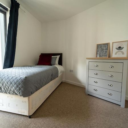 Spacious Apartment In Woking Town Centre Luaran gambar