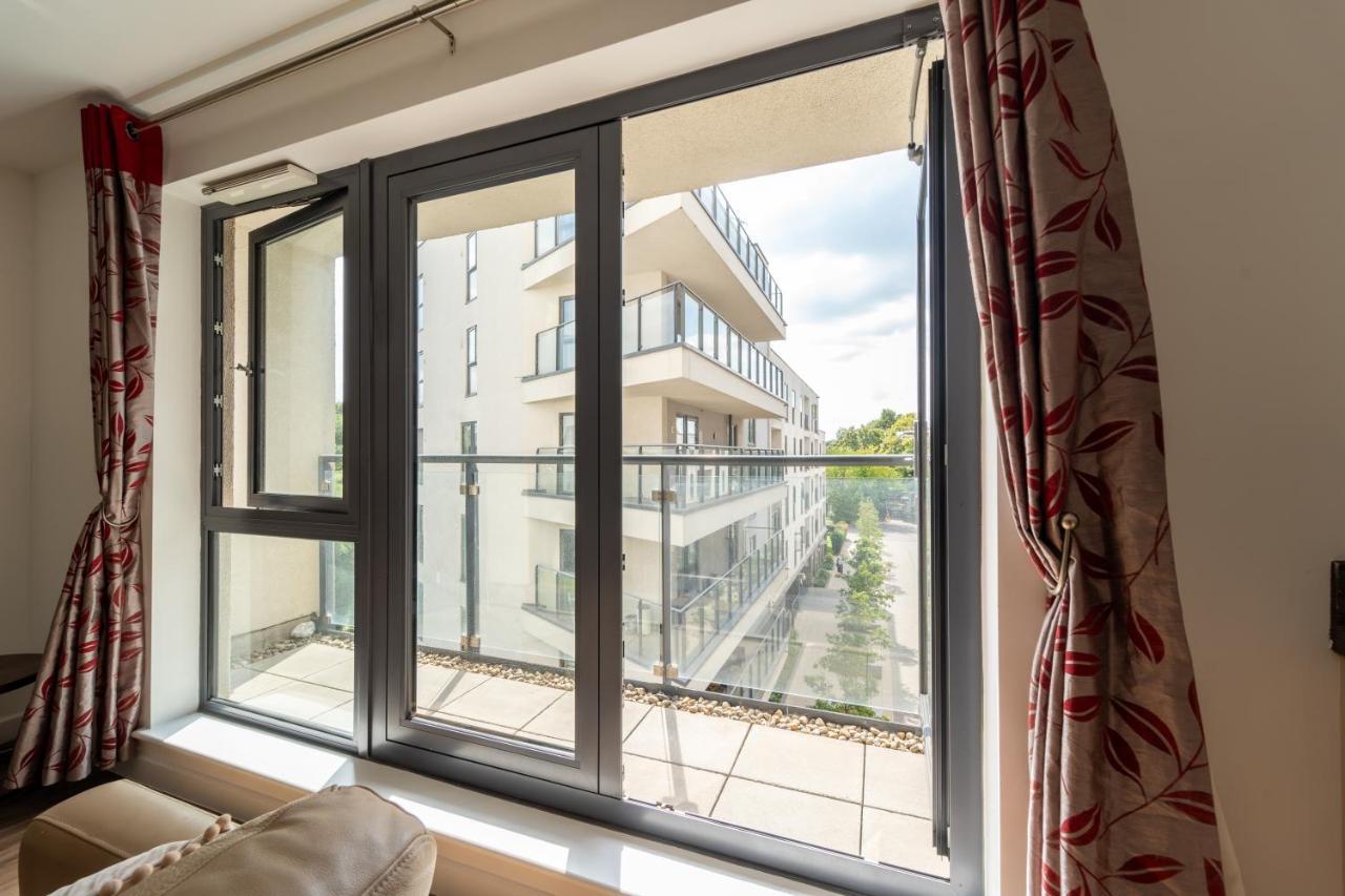 Spacious Apartment In Woking Town Centre Luaran gambar